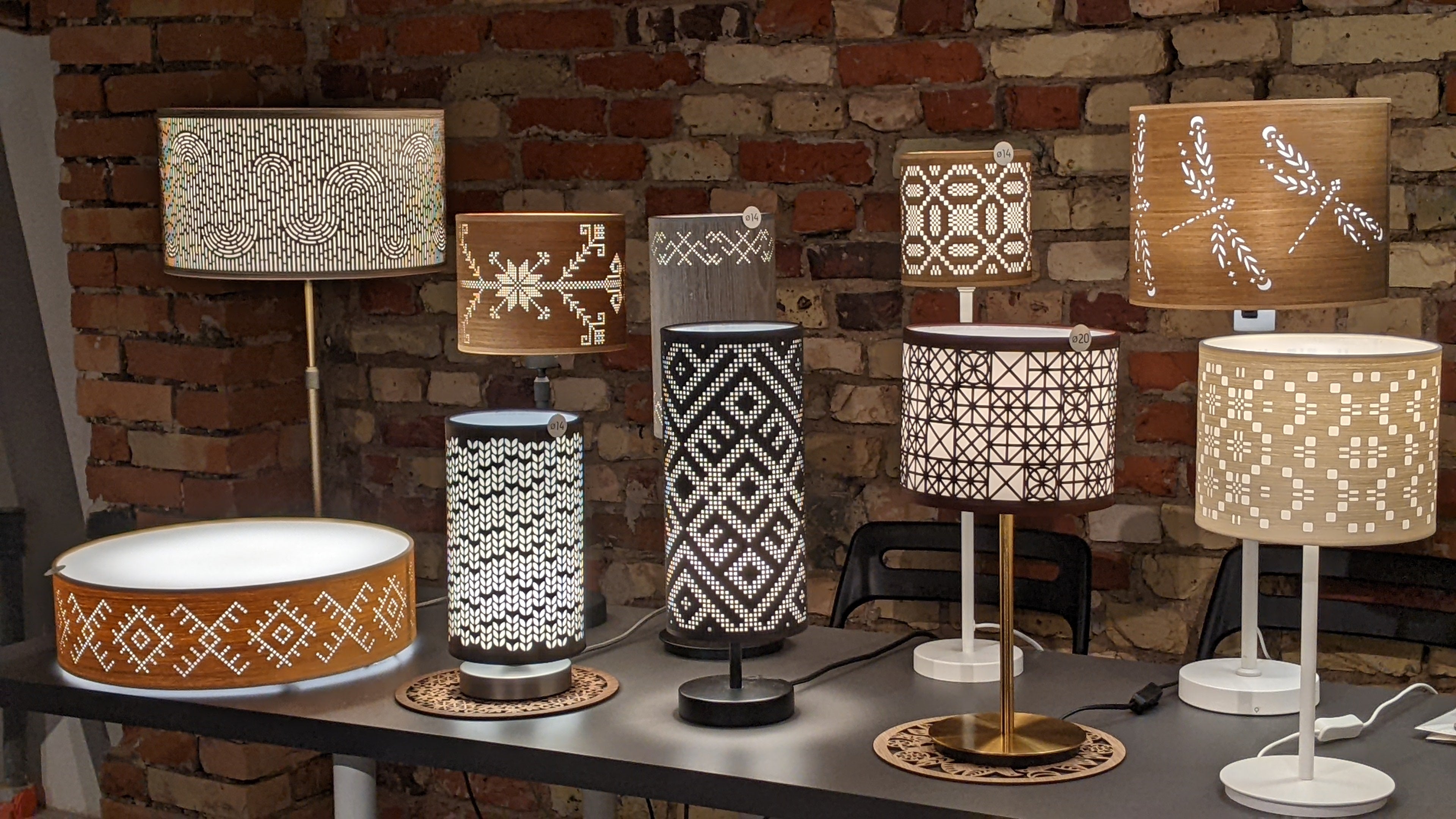 etnodesign_mediniai_staliniai_šviestuvai_mediniai_ornamentuoti_etniniais_geometriniais_motyvais