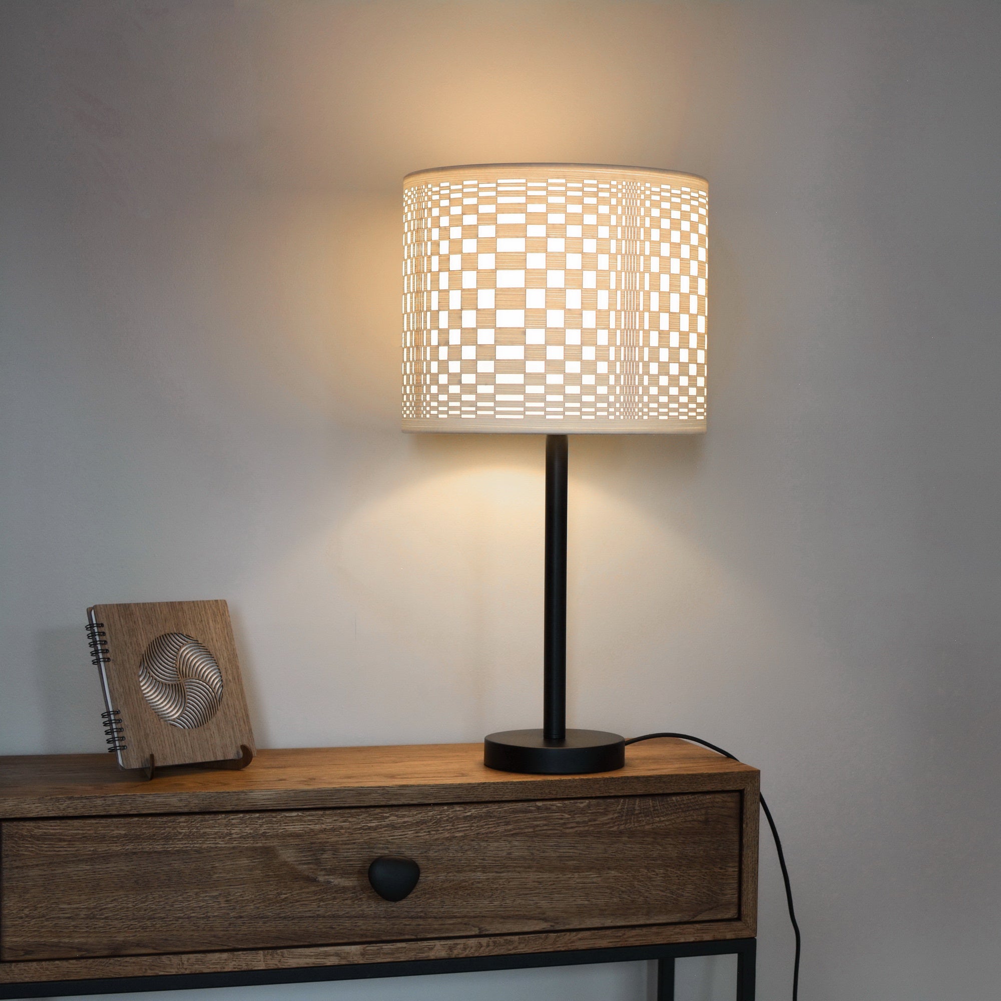 Stalinis šviestuvas su balto arktinio ąžuolo gaubtu ant juodo stovo