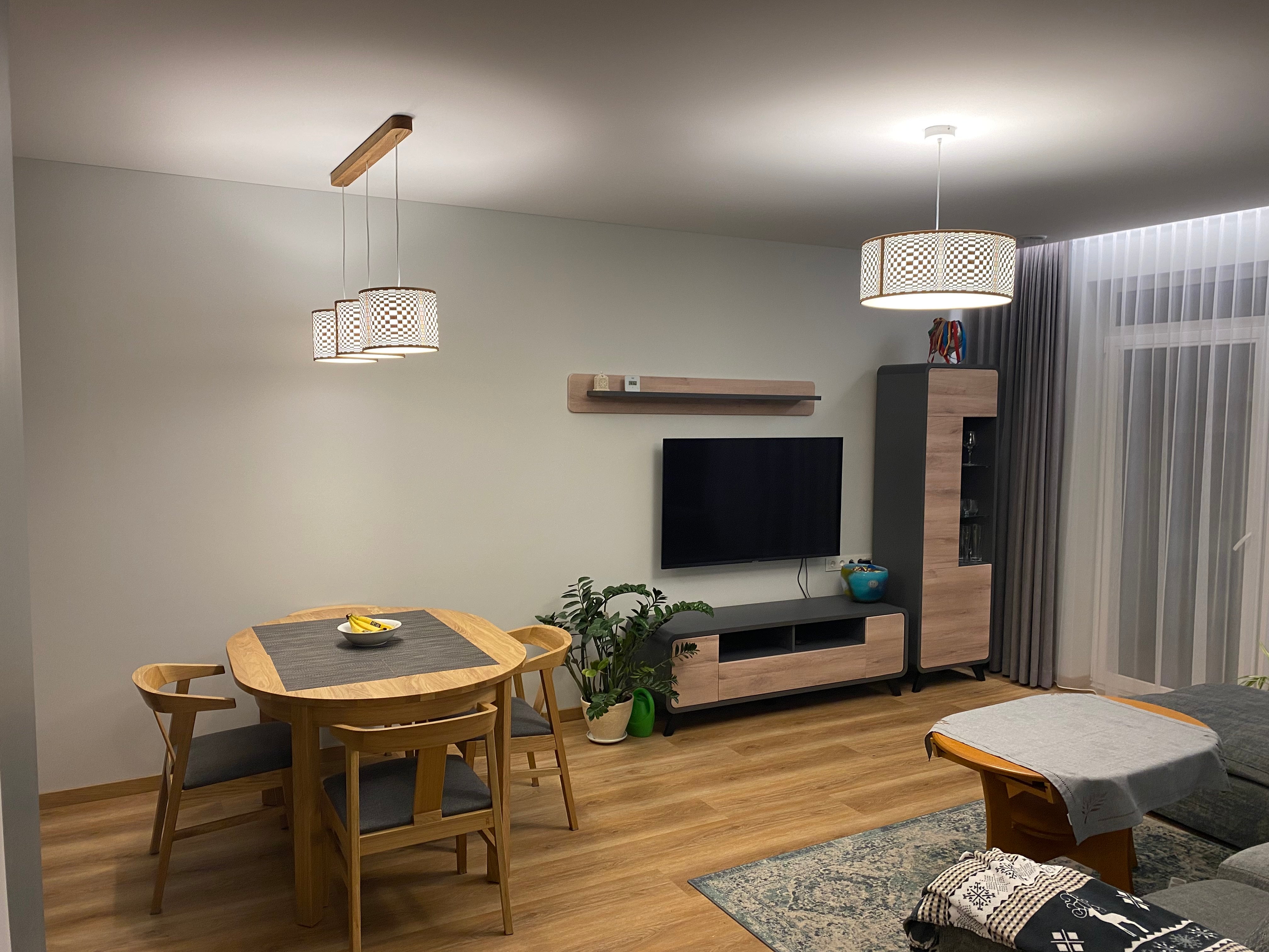 gyvenamasis kambarys su OPART pakabinamais šviestuvais