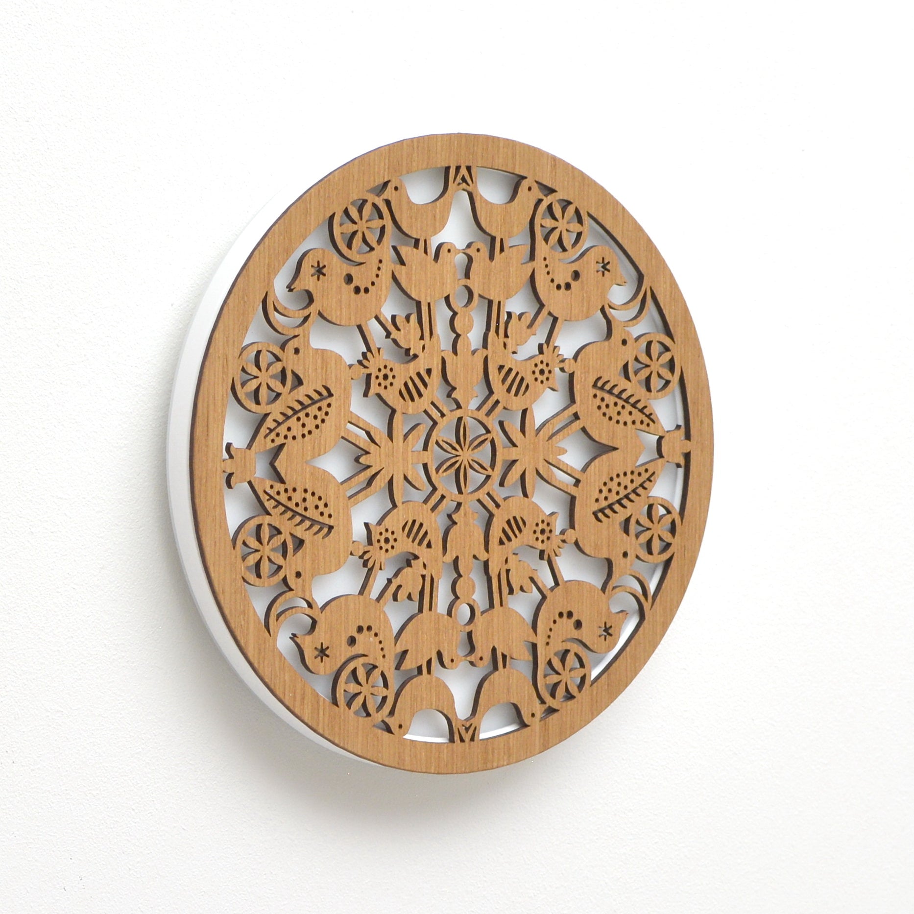 medinis sieninis LED šviestuvas su lietuvišku paukščių dekoru ąžuolo spalvos