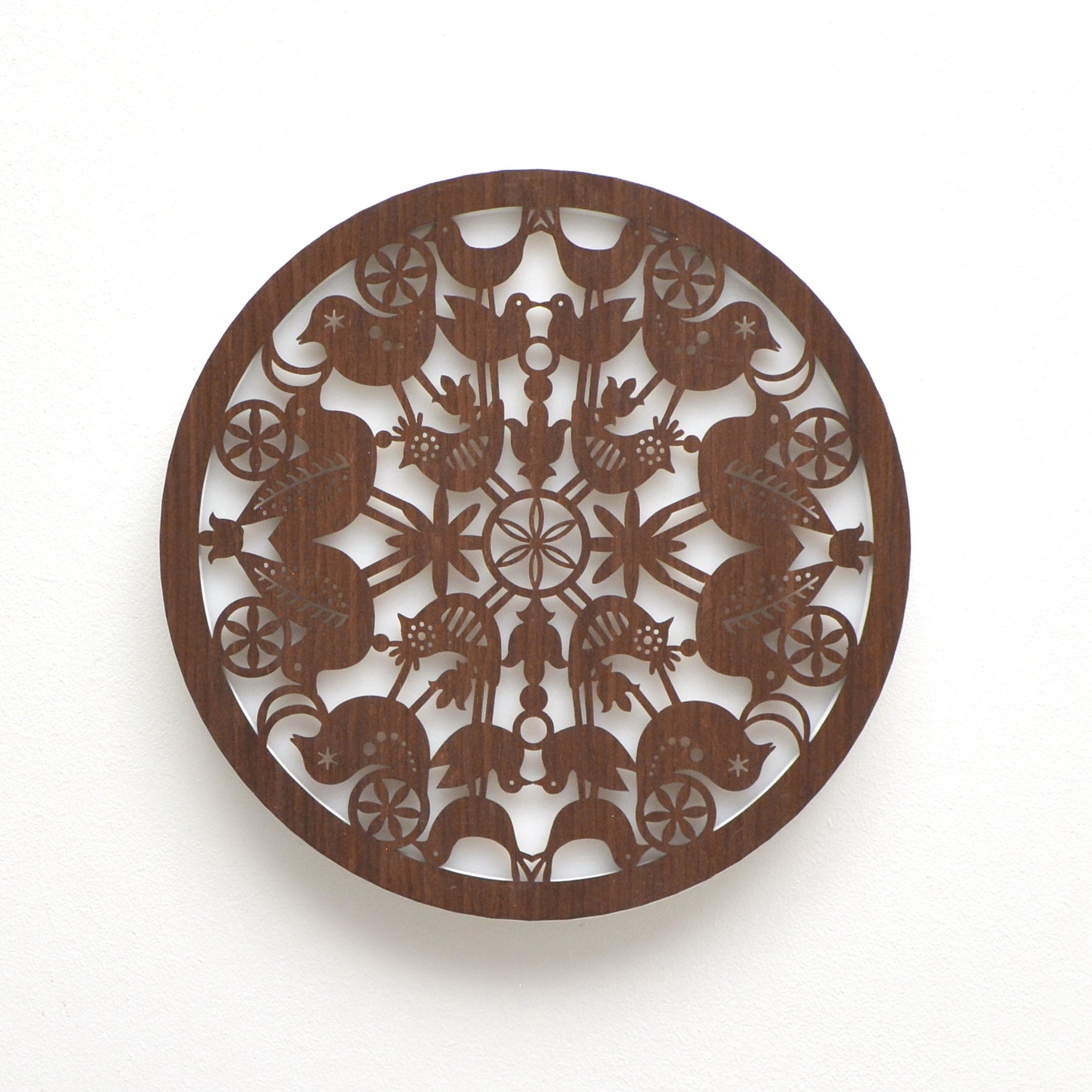 medinis sieninis LED šviestuvas su lietuvišku paukščių dekoru rudo riešuto spalvos vaizdas iš priekio