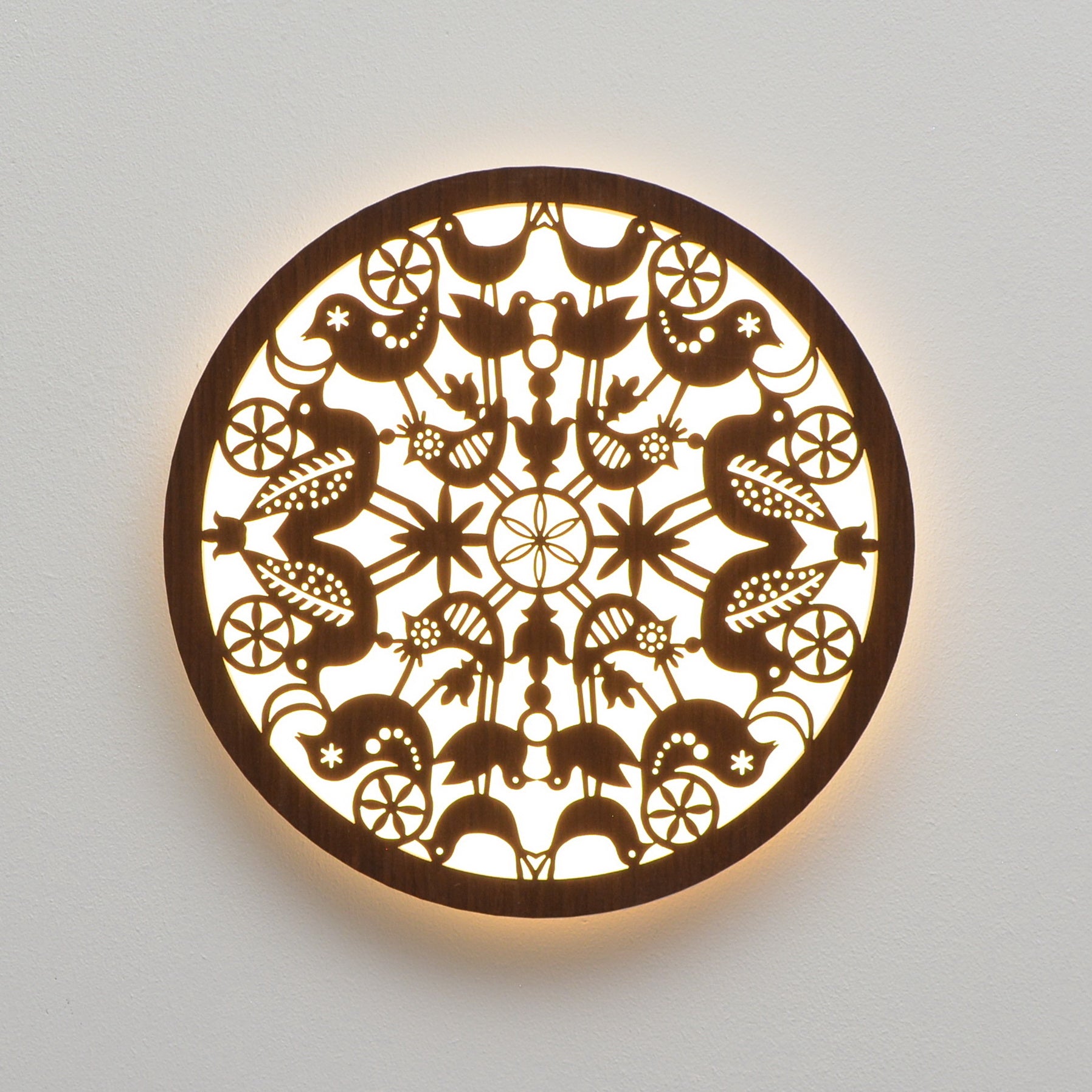 medinis sieninis LED šviestuvas su lietuvišku paukščių dekoru rudo riešuto spalvos šviečia