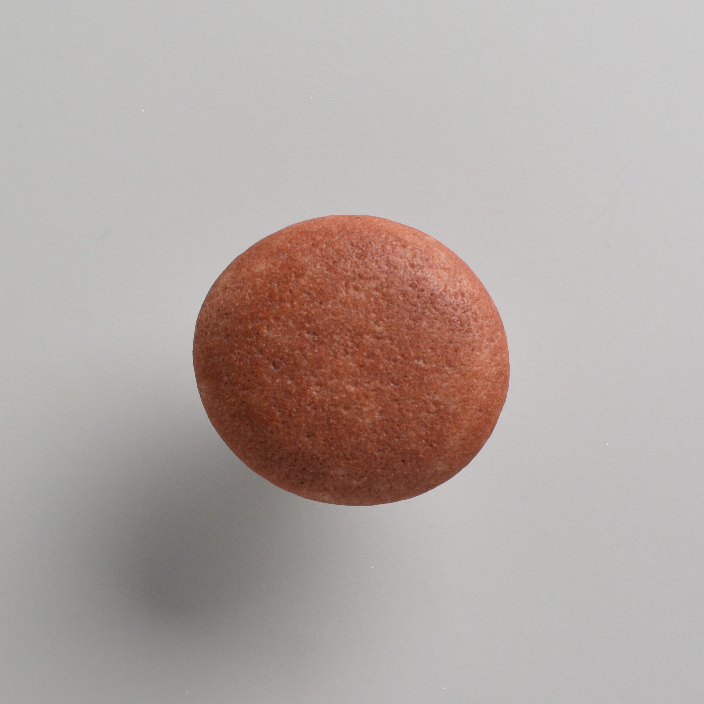 Pebble knob / hook SLIGHTLY RED - round