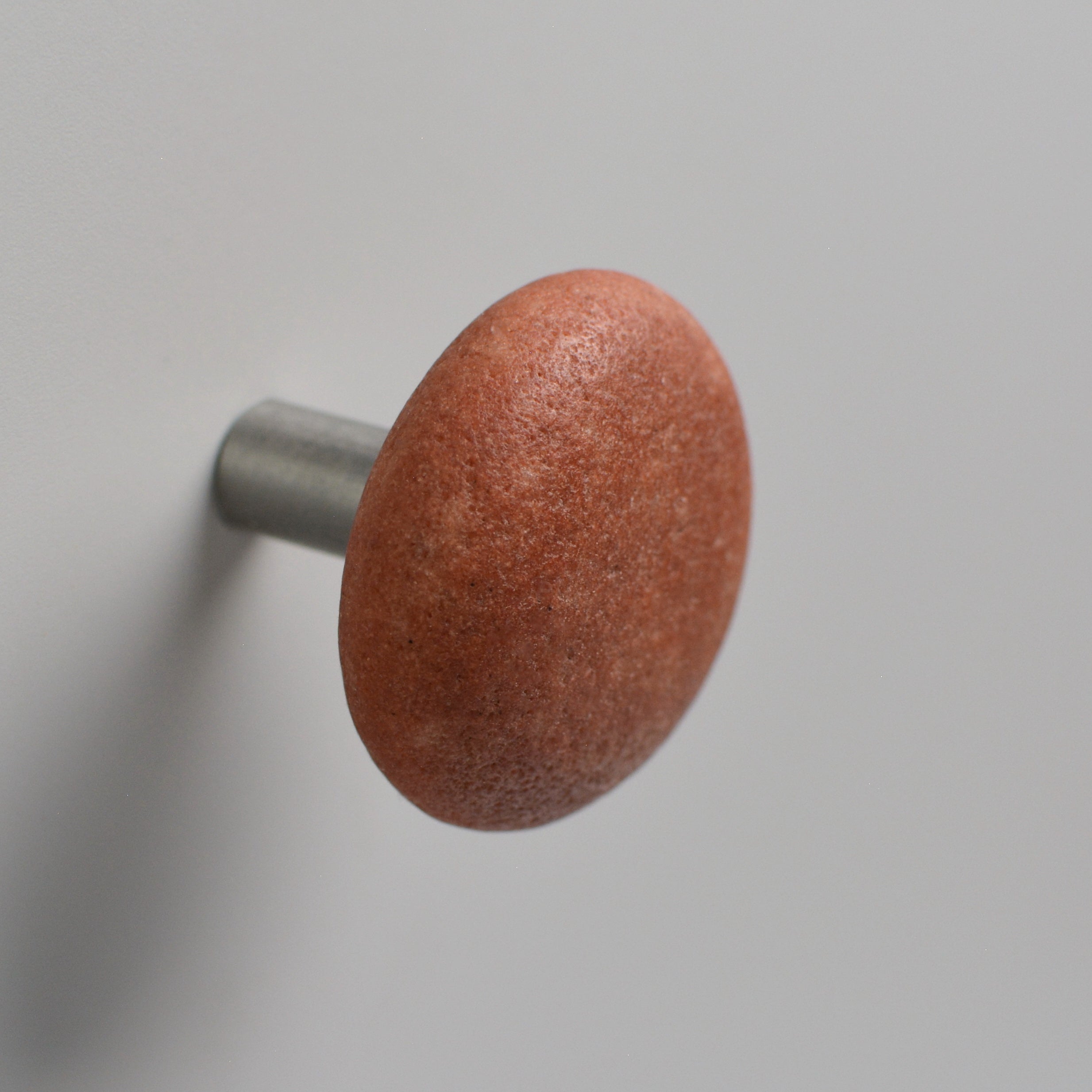 Pebble knob / hook SLIGHTLY RED - round