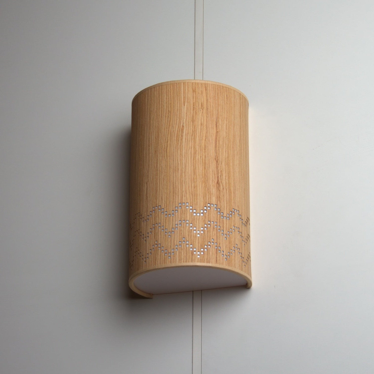 Lietuviškas medinis sieninis šviestuvas MARIOS