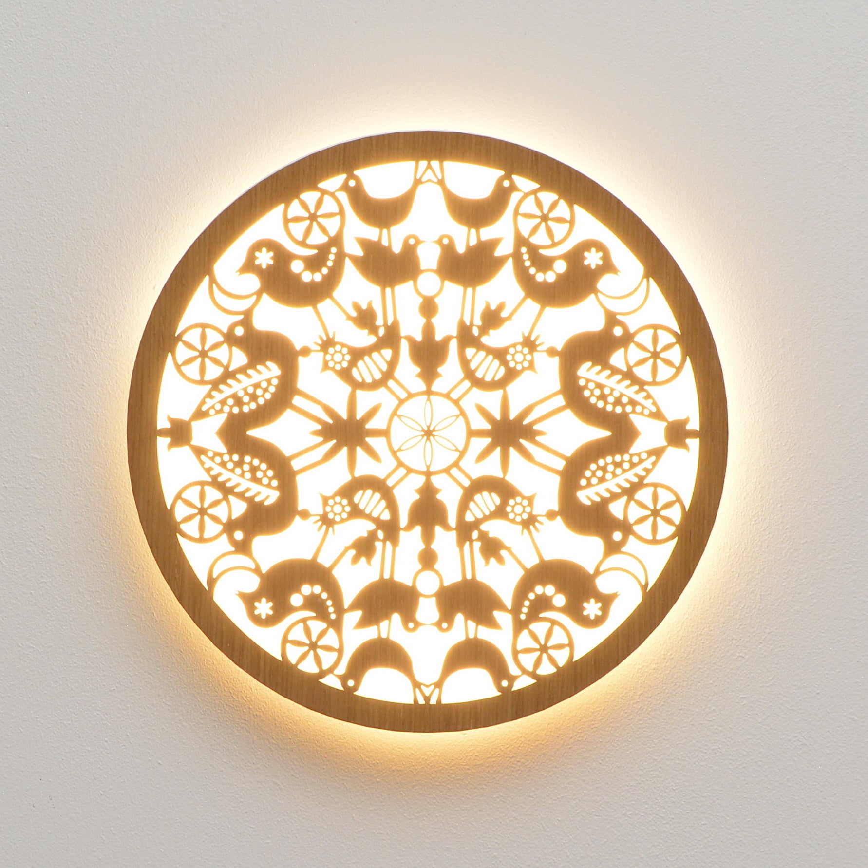 ryškiai šviečiantis medinis sieninis LED šviestuvas su lietuviška paukščių mandala