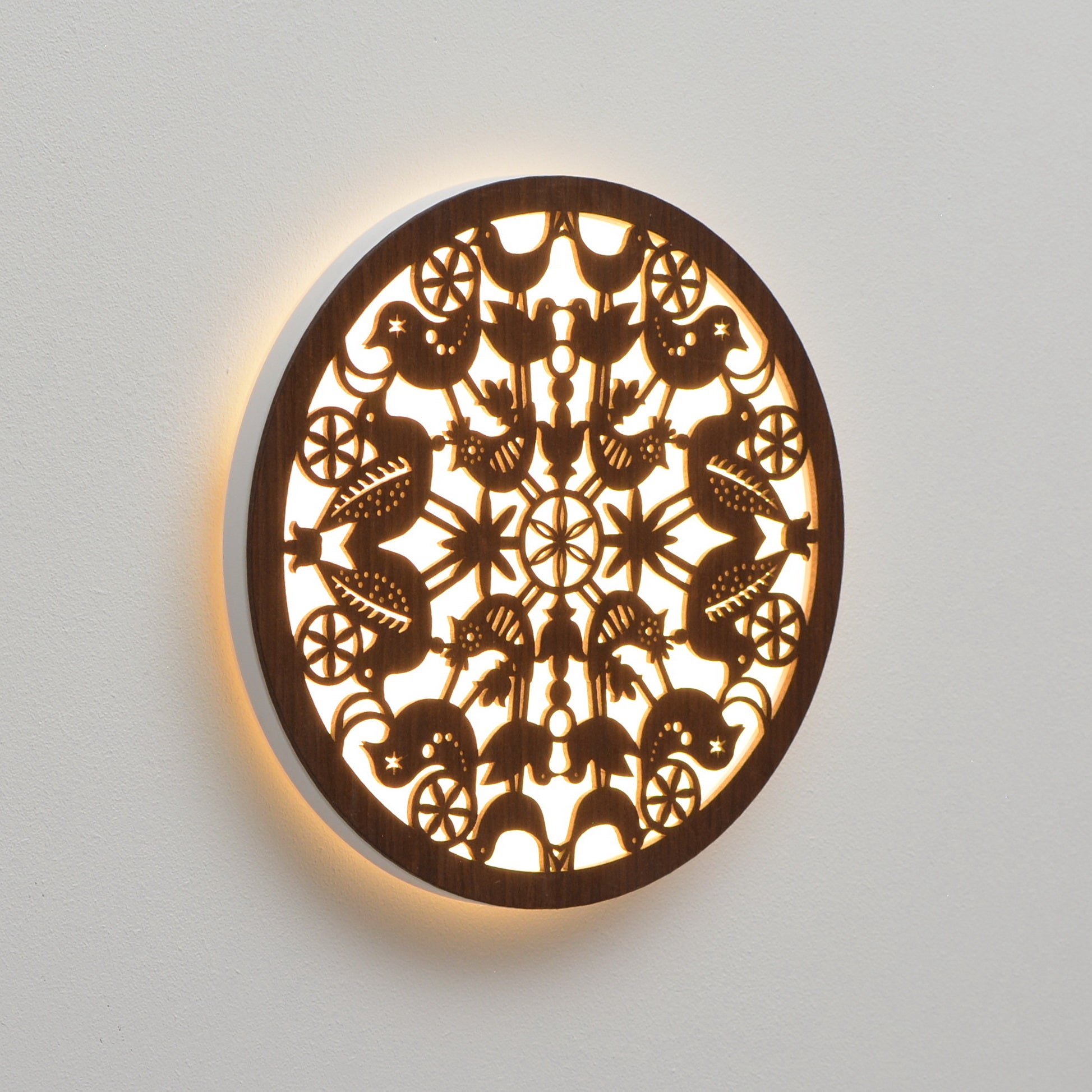 medinis sieninis LED šviestuvas su paukščių mandala rudo riešuto spalvos 