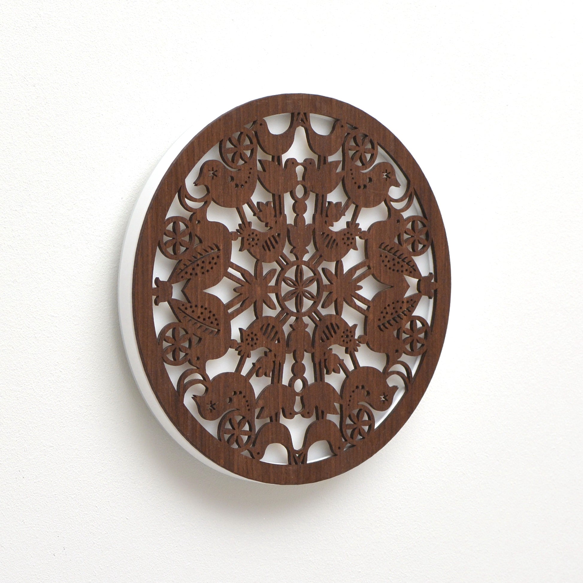 medinis sieninis LED šviestuvas su lietuvišku paukščių dekoru rudo riešuto spalvos vaizdas šiek tiek iš šono