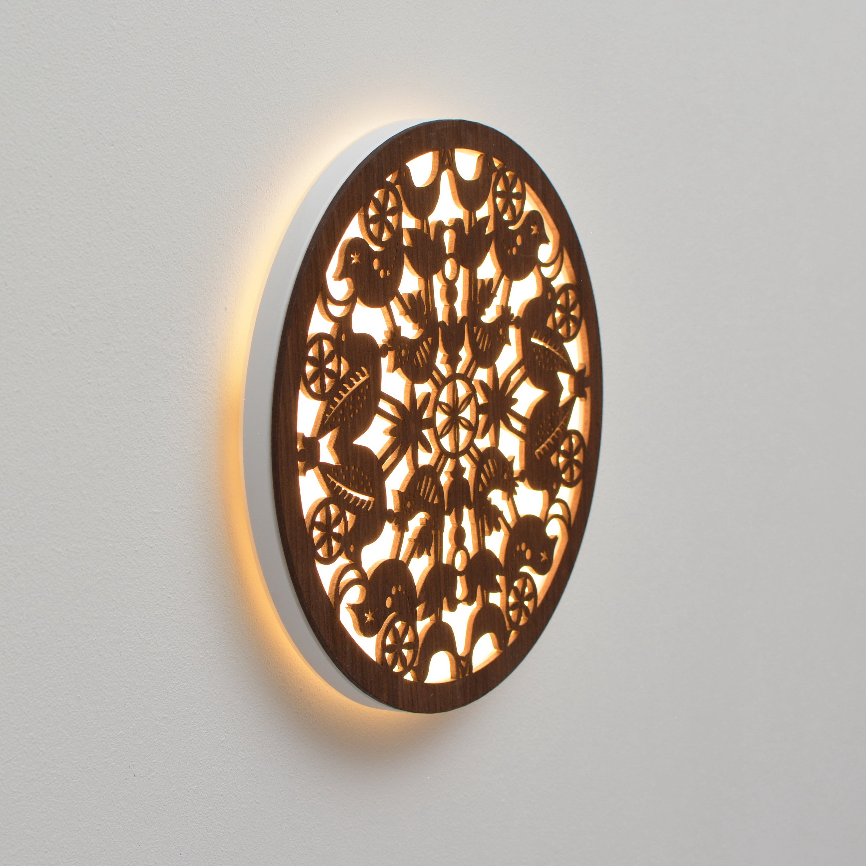 šviečiantis medinis sieninis LED šviestuvas su paukščių dekoru rudo riešuto spalvos vaizdas iš šono