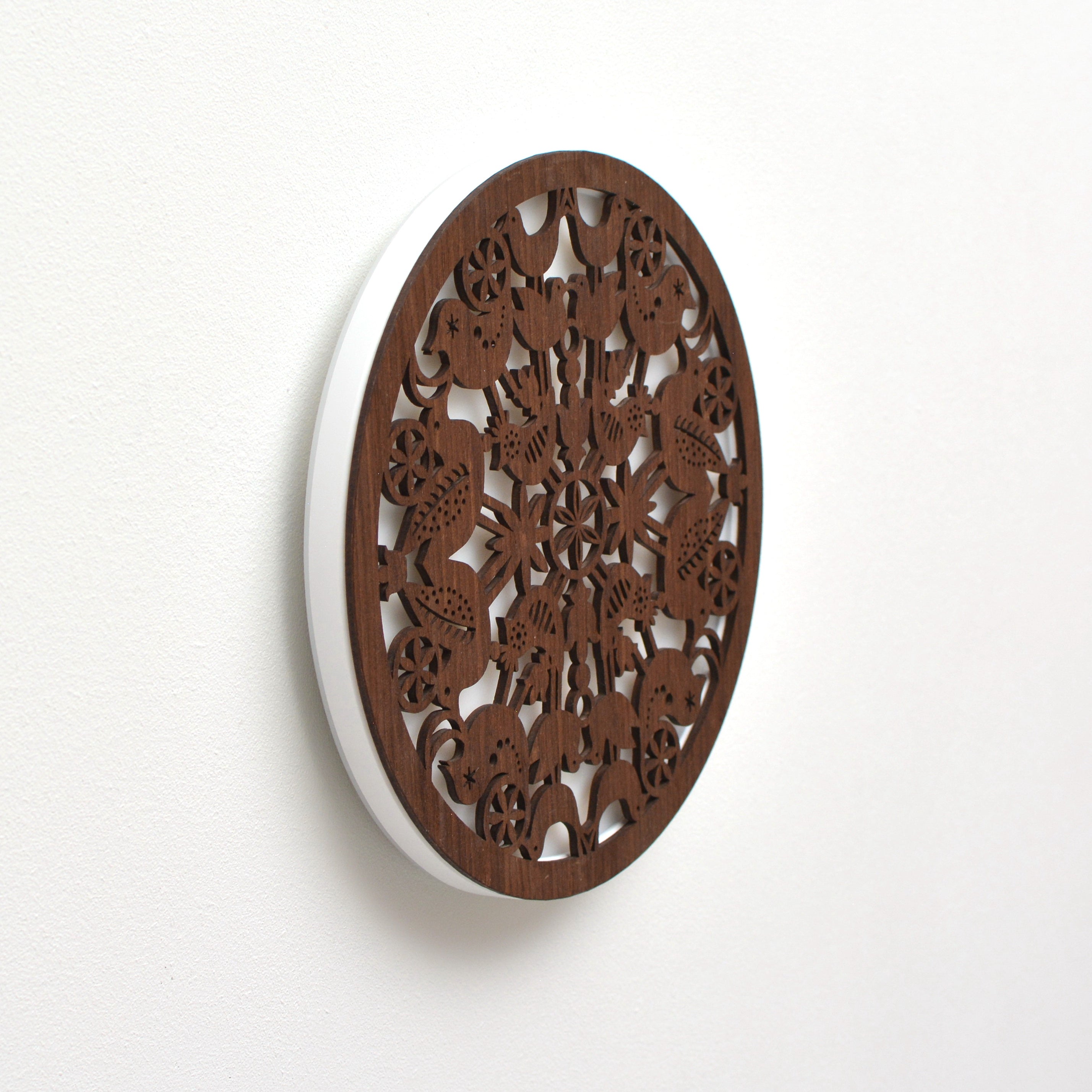 medinis sieninis LED šviestuvas su paukščių dekoru rudo riešuto spalvos vaizdas iš šono