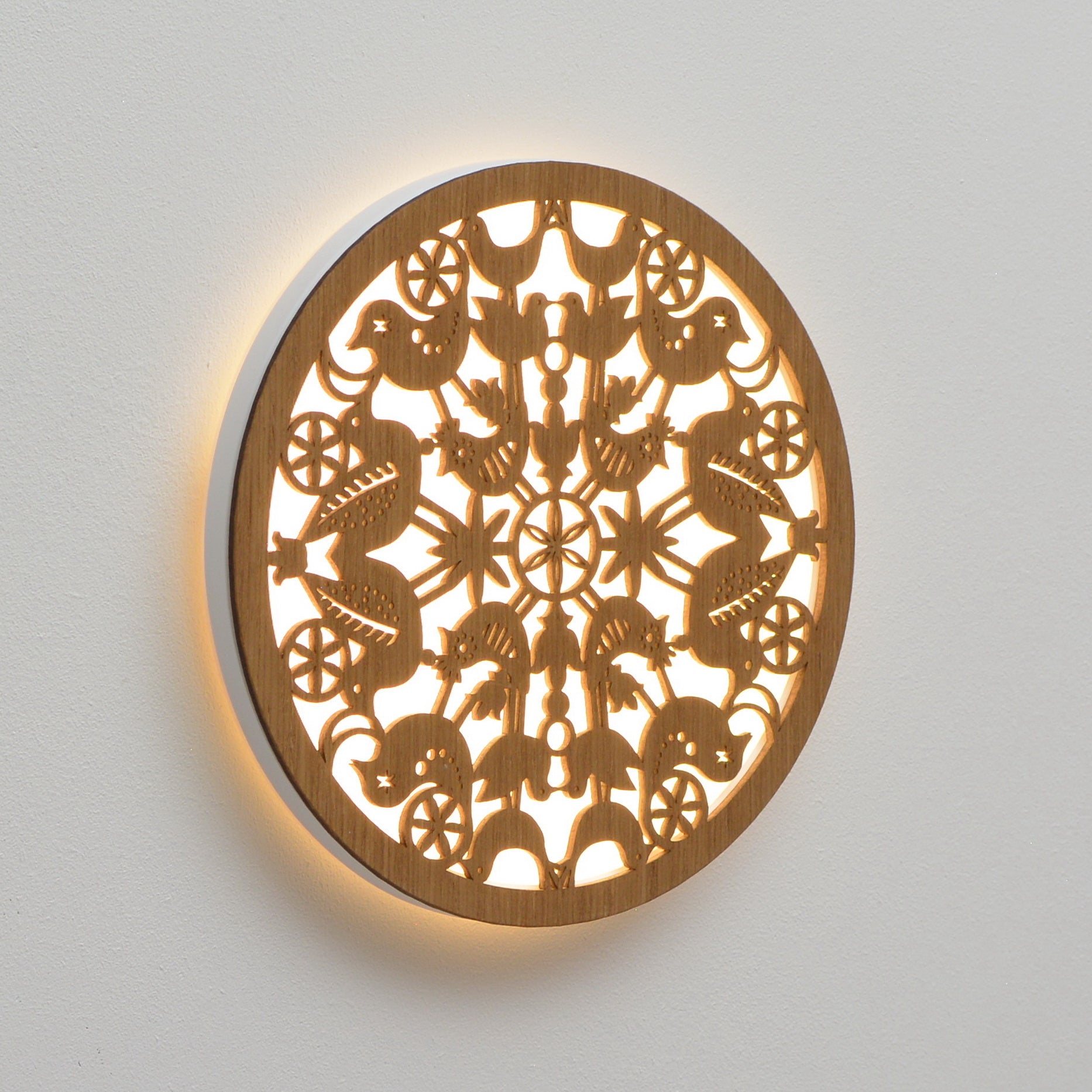 šviečiantis medinis sieninis LED šviestuvas su paukščių dekoru