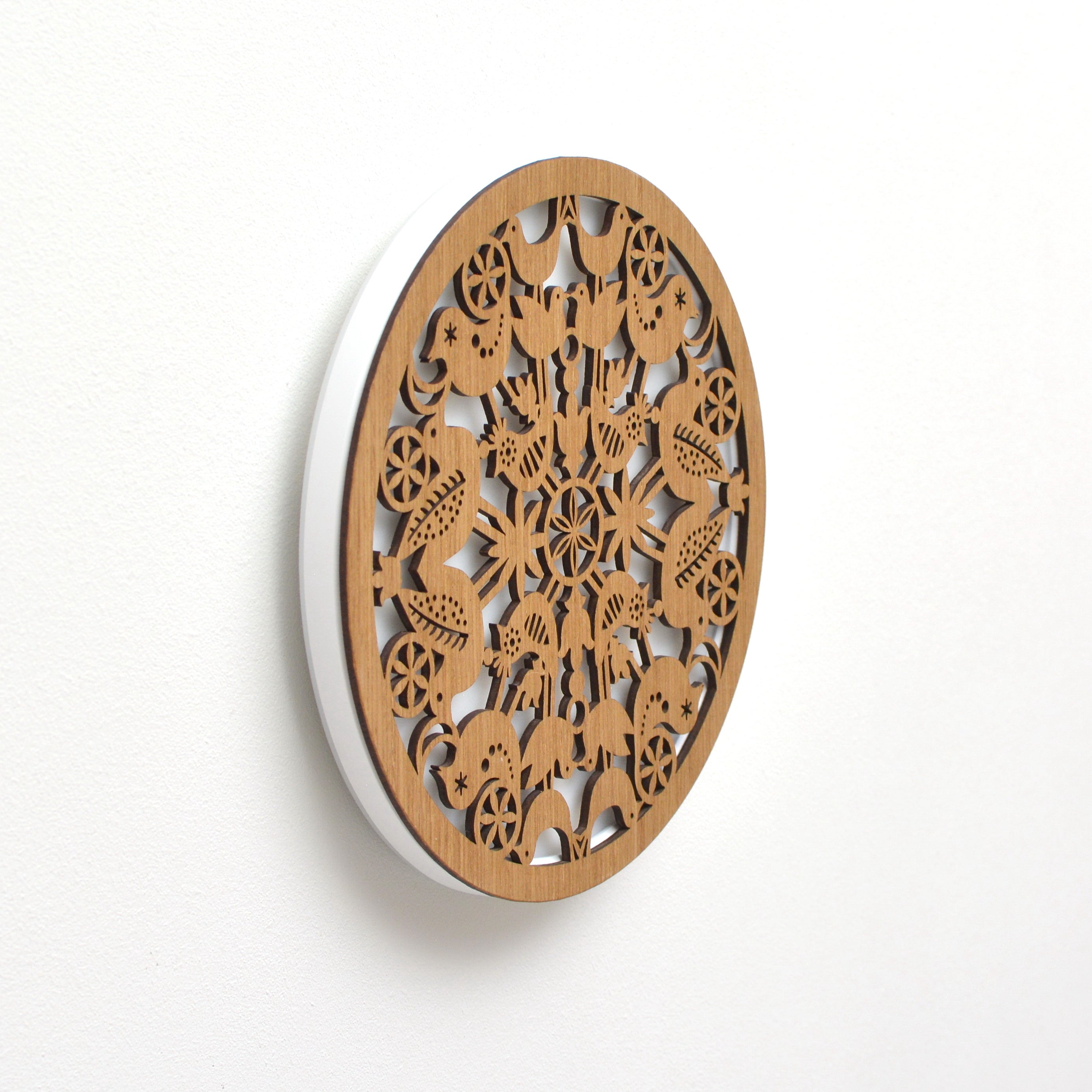 medinis sieninis LED šviestuvas su paukščių dekoru vaizdas iš šono