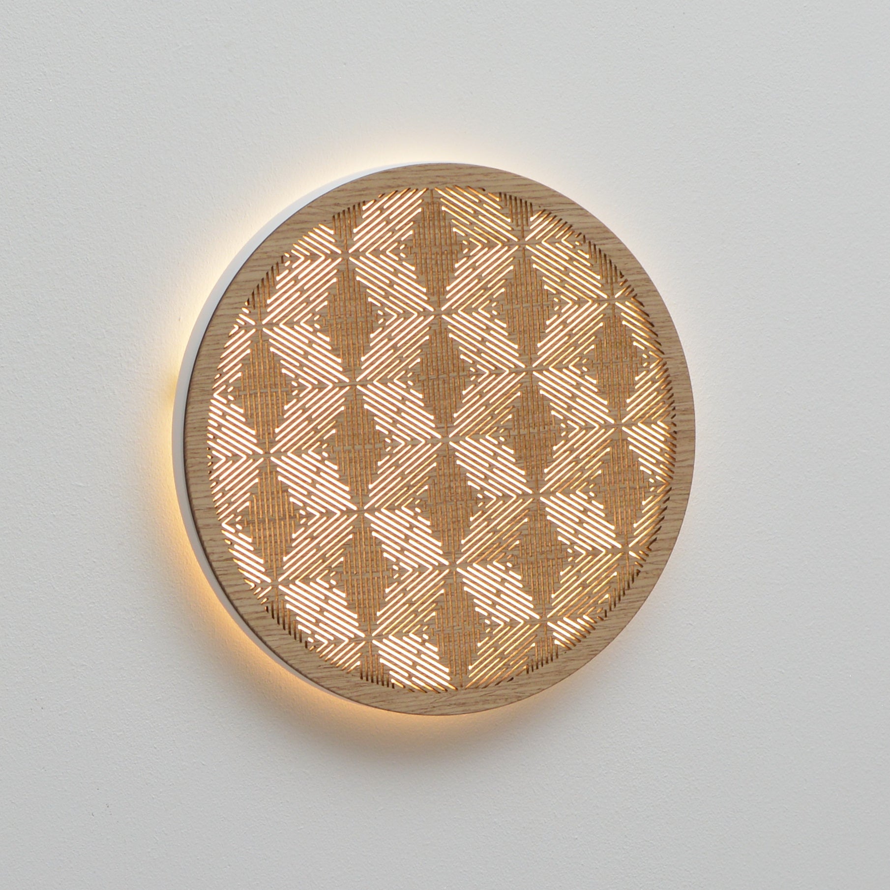 medinis kintančio rašto LED šviestuvas Šešialapis žiūrint kitu kampu