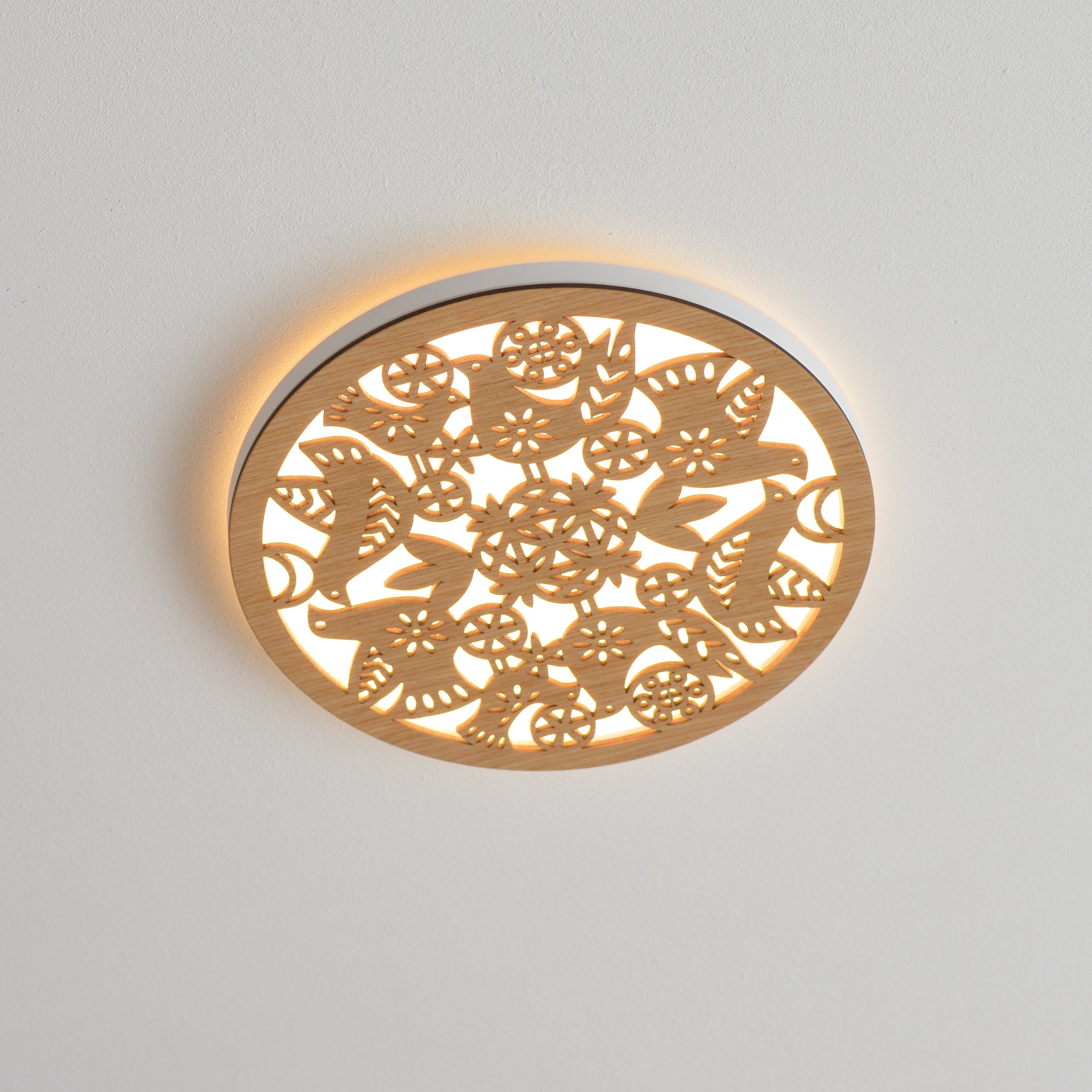 apvalus  lubinis šviestuvas su mediniu ažūriniu dekoru