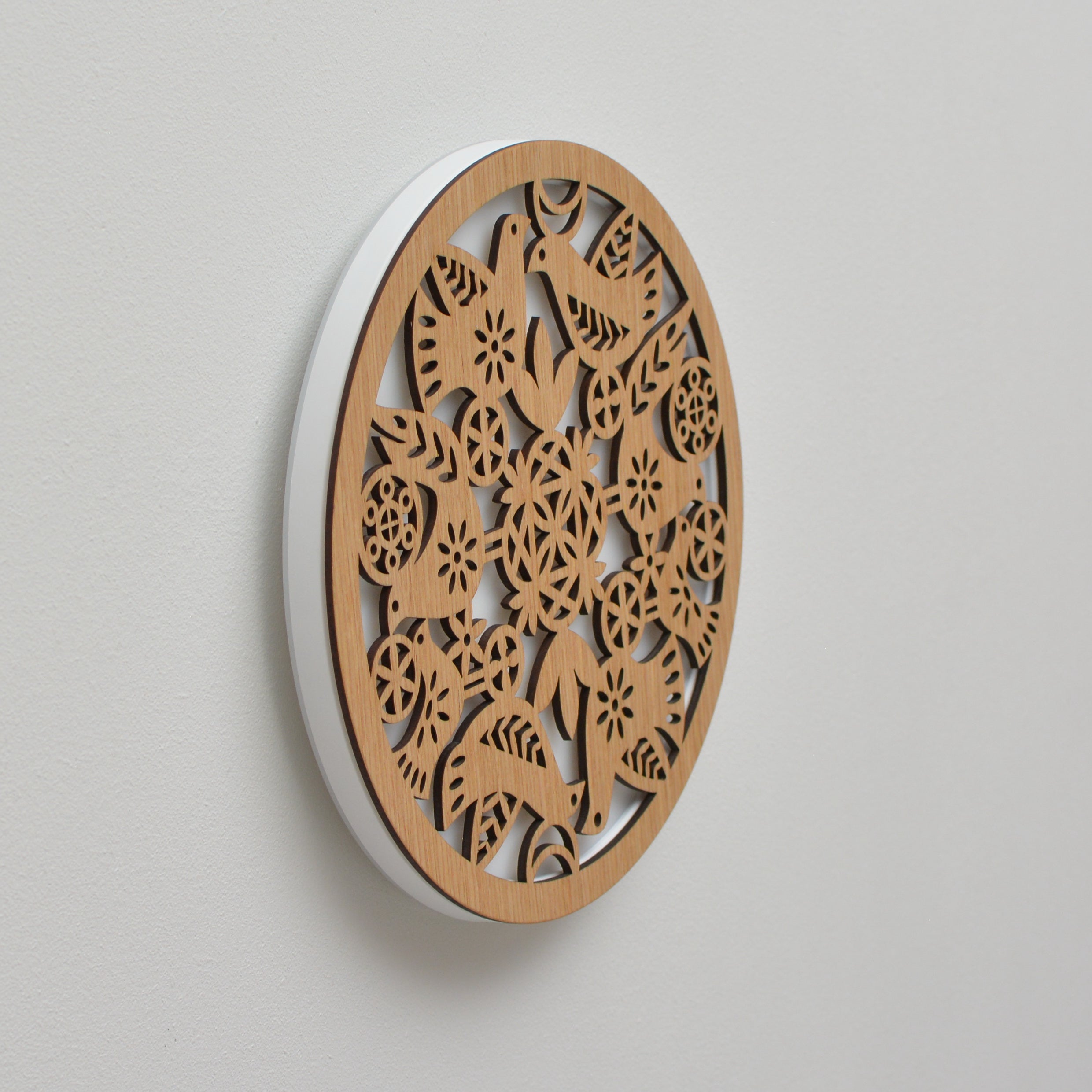 išjungtas sieninis LED šviestuvas su mediniu paukščių dekoru vaizdas iš šono