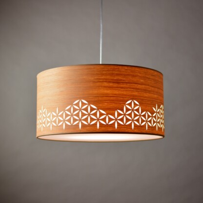 medinis pakabinamas šviestuvas su saulės ornamentu